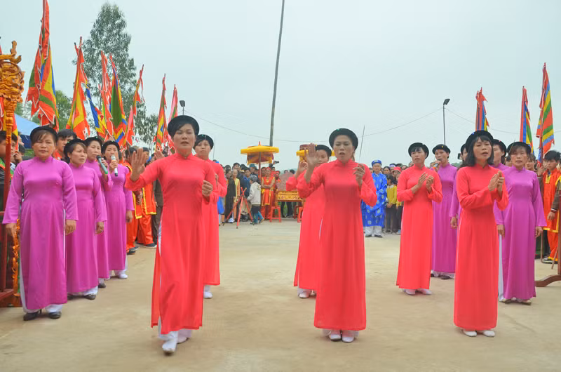 Múa dâng hương trong múa, hát nhà tơ tại lễ hội đình Tràng Y, xã Đại Bình (Đầm Hà). Ảnh Quốc Nghị (Trung tâm TT-VH Đầm Hà)