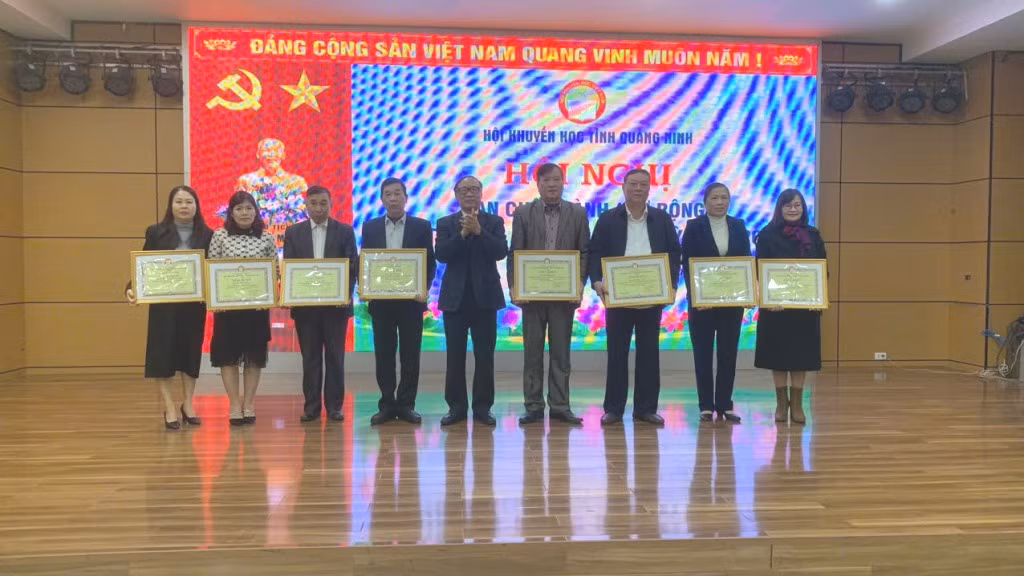 Các cá nhân được nhận giấy khen của Hội Khuyến học tỉnh Quảng Ninh.