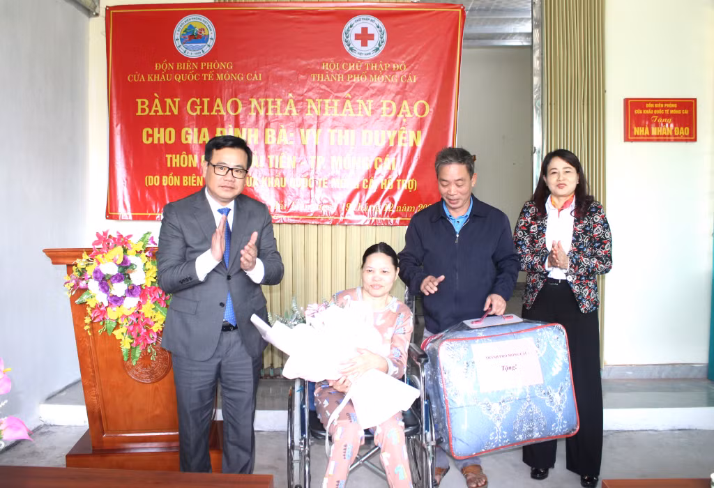 Lãnh đạo TP Móng Cái tặng quà cho gia đình bà Vy Thị Duyên.