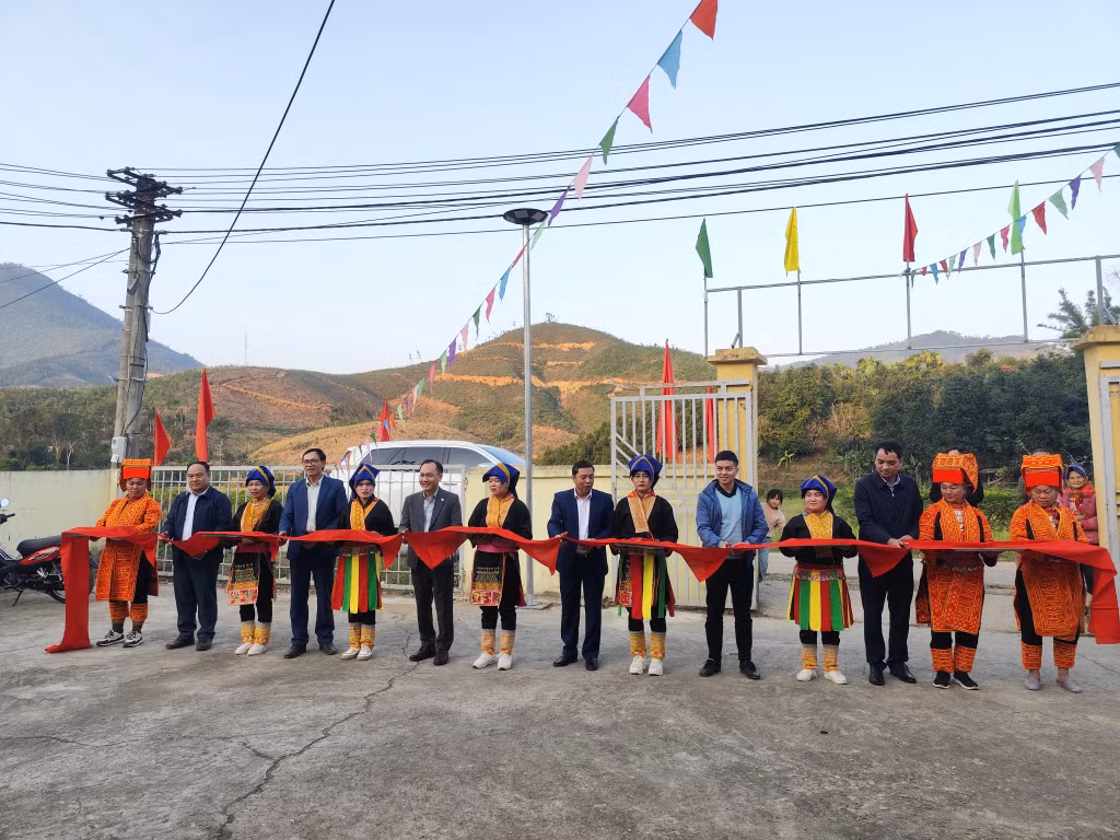 Cắt băng khánh thành hệ thống đèn chiếu sáng năng lượng mặt trời tại thôn Nà Bắp, xã Đồn Đạc.