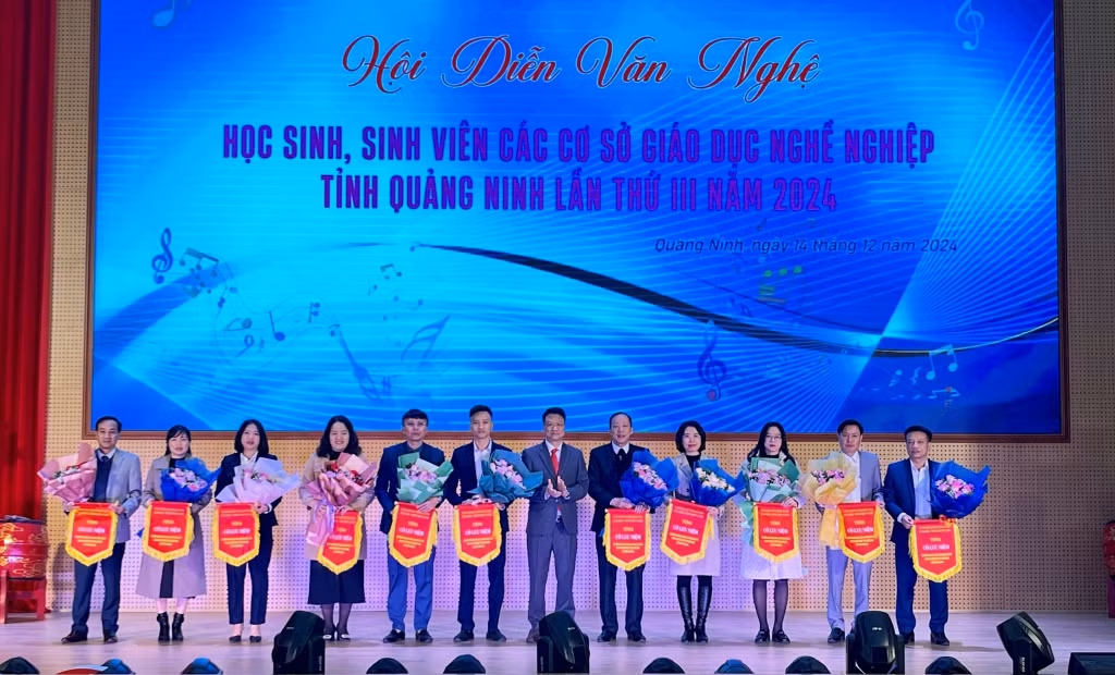Ban Tổ chức trao cờ lưu niệm cho các đoàn tham gia hội diễn.