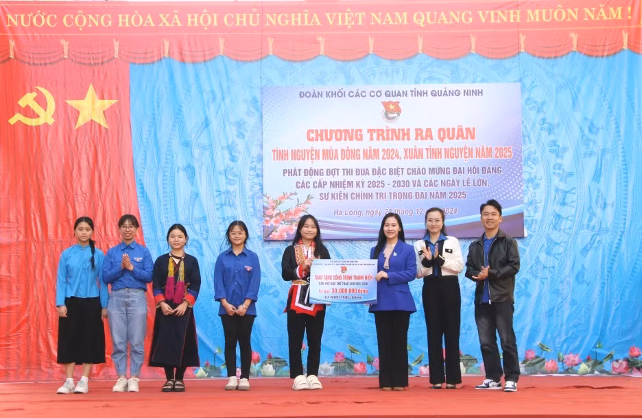 Đại diện lãnh đạo Đoàn Khối và các Cụm Đoàn trao biểu trưng kinh phí công trình thanh niên “Sân thể dục thể thao cho học sinh” cho trường PTDT Nội trú THCS và THPT tỉnh.