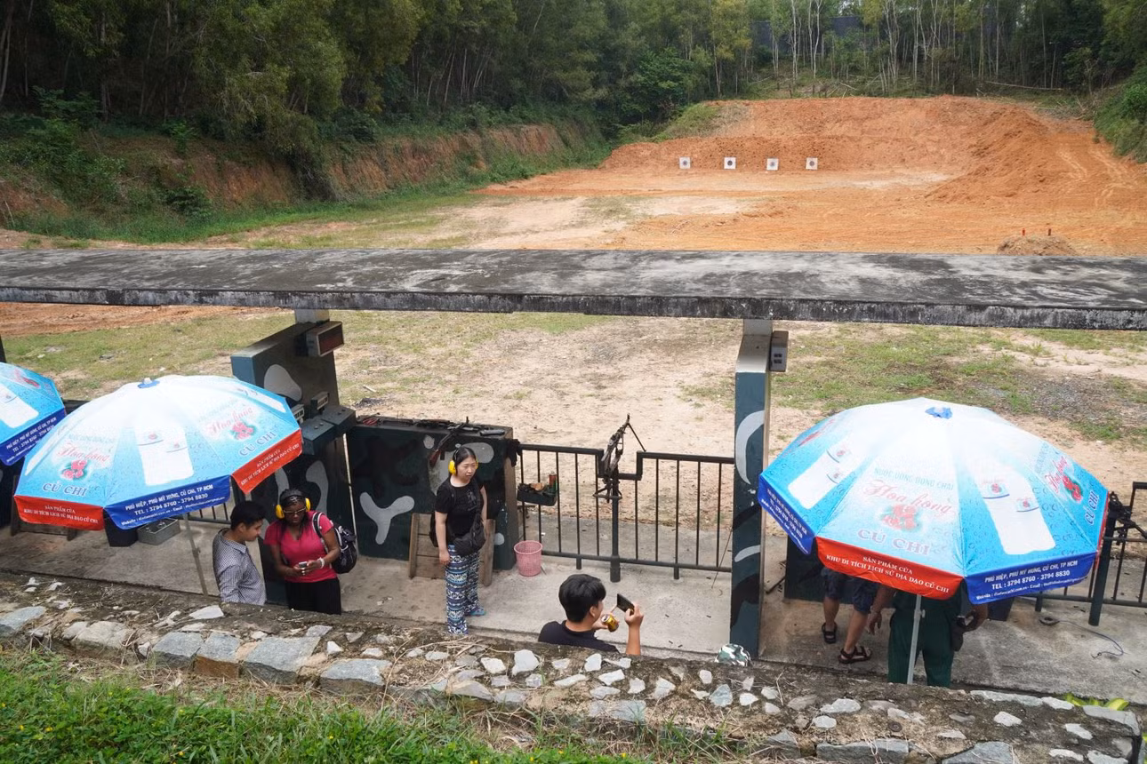 Cách trung tâm TP Hồ Chí Minh khoảng 70 km, đi theo Quốc lộ 22 khoảng hơn 1 giờ, du khách sẽ đến Khu di tích Địa đạo Củ Chi. Tại đây có khá nhiều hoạt động thu hút du khách như: Tham quan đường hầm địa đạo nằm sâu trong lòng đất, khám phá khu tái hiện vùng chiến tranh, khu hồ tắm mô phỏng Biển Đông, ẩm thực địa phương... Đặc biệt, du khách sẽ cảm thấy thú vị khi được trải nghiệm môn thể thao bắn súng bằng đạn thật.