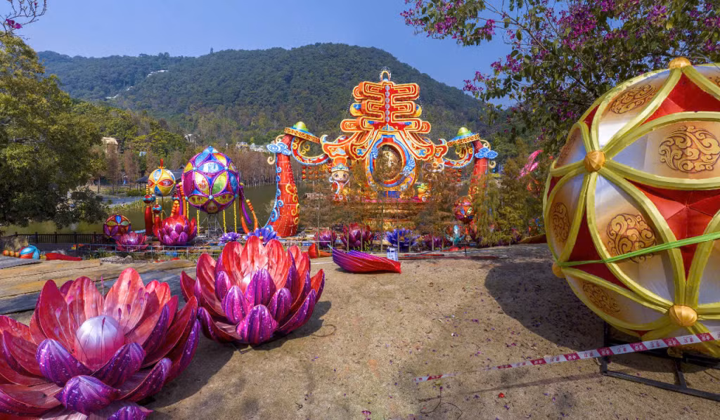 Lễ hội đèn Xuân tại công viên Thanh Tú Sơn đang được khẩn trương triển khai trang trí.