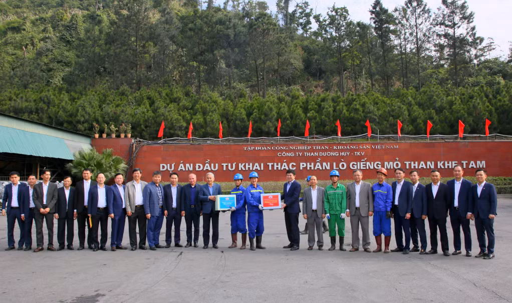 Lãnh đạo Tập đoàn Công nghiệp Than – Khoáng sản Việt Nam tặng quà chúc mừng, động viên tập thể cán bộ, người lao động Công ty than Dương Huy - TKV.