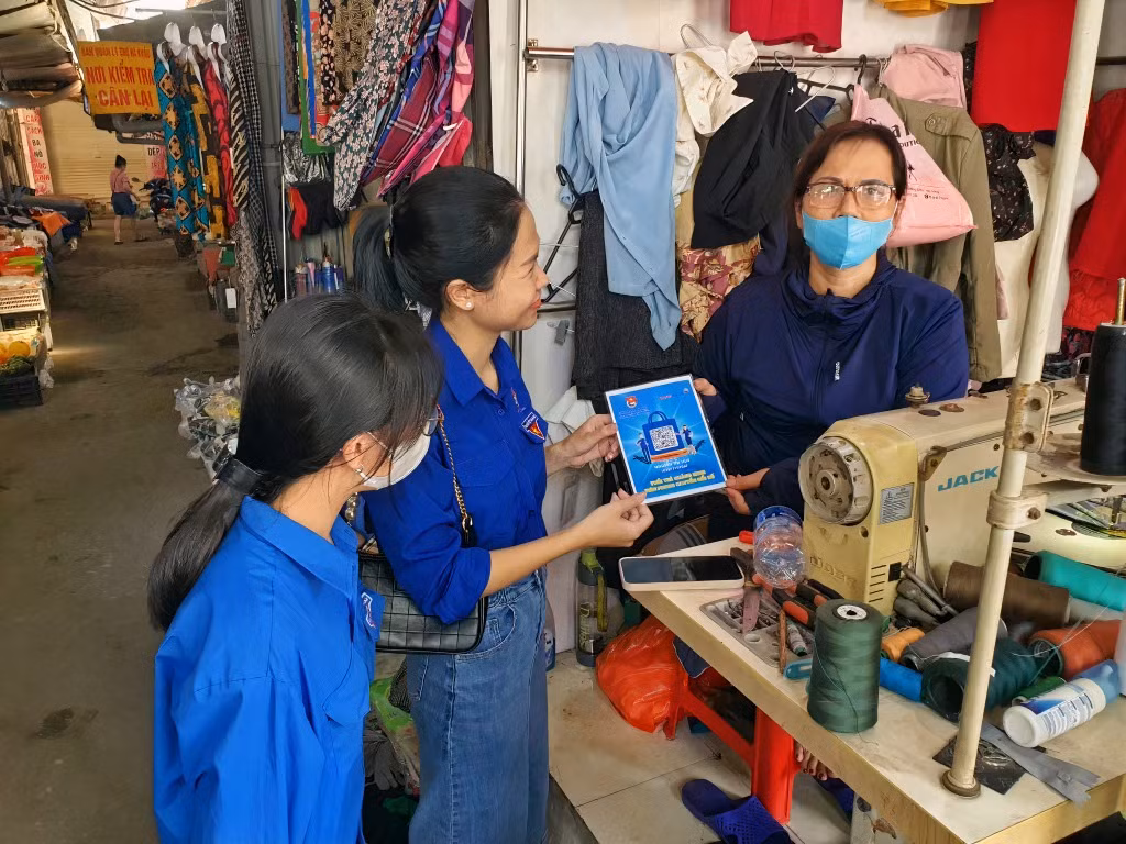 Thành Đoàn Hạ Long triển khai mô hình chợ 4.0 thanh toán không dùng tiền mặt cho các hộ kinh doanh. (Ảnh đơn vị cung cấp)