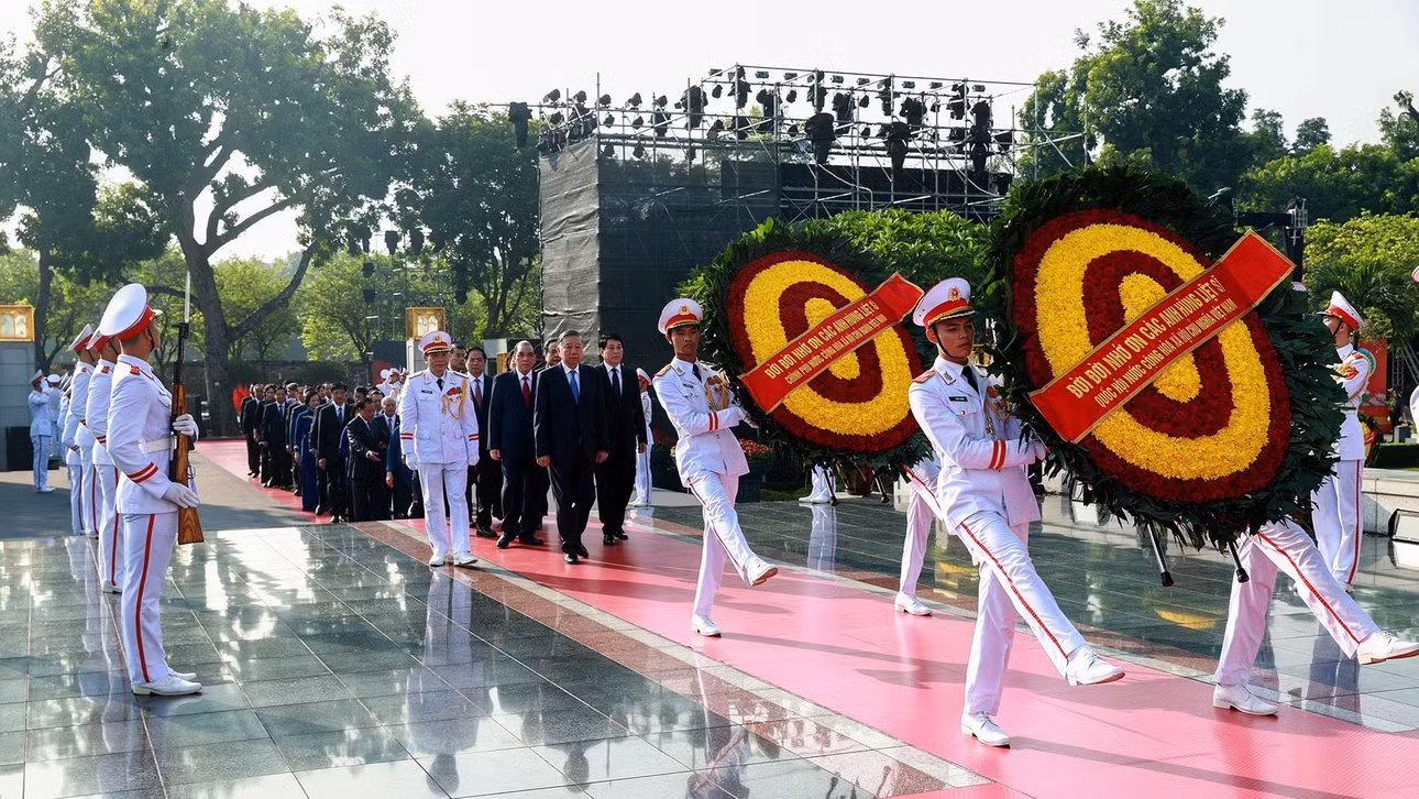 Các đồng chí lãnh đạo, nguyên lãnh đạo Đảng, Nhà nước đặt vòng hoa tại Đài tưởng niệm các Anh hùng liệt sĩ trên đường Bắc Sơn.