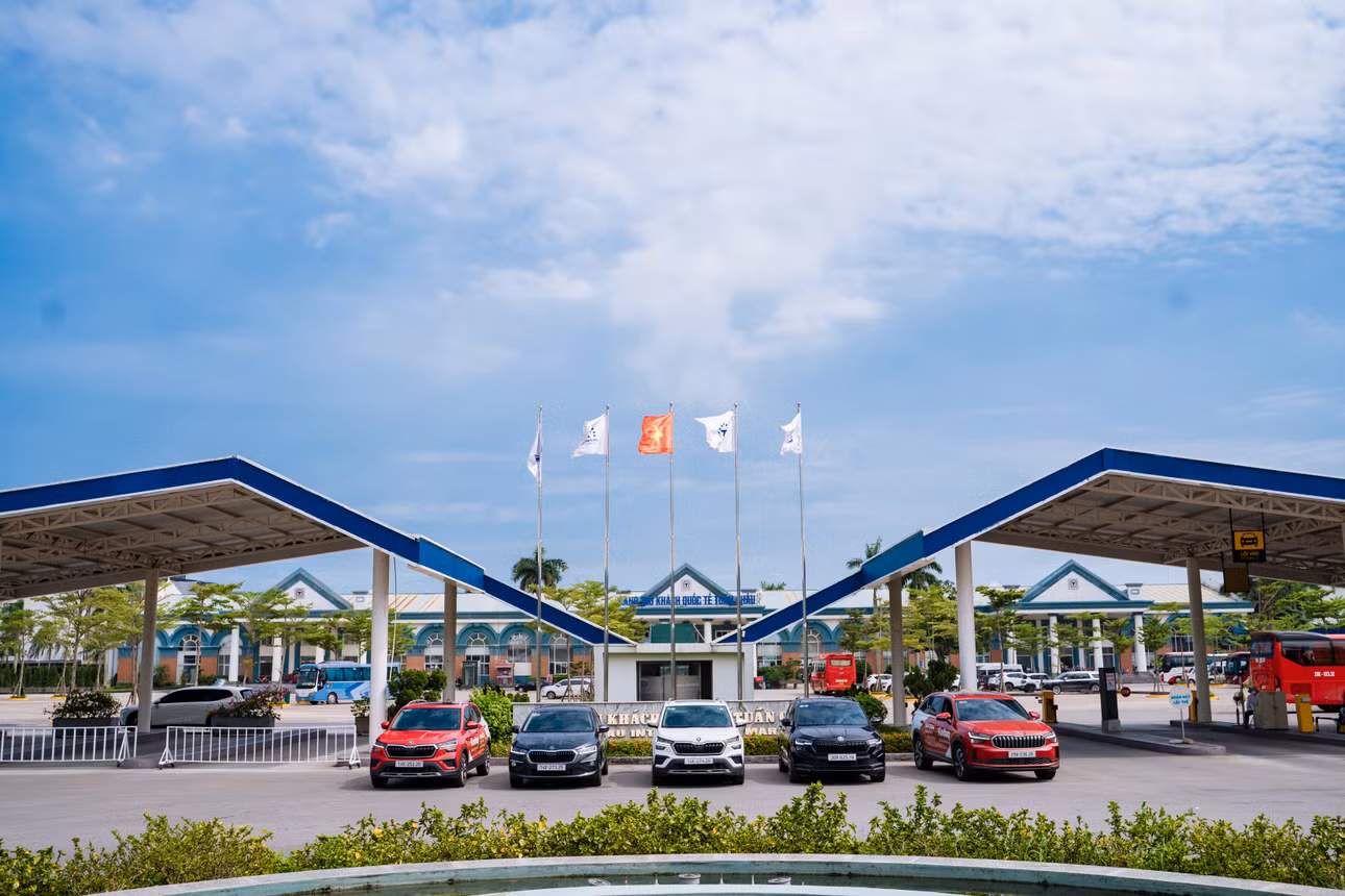Đoàn xe Škoda tập kết tại Cảng tàu khách quốc tế Tuần Châu.
