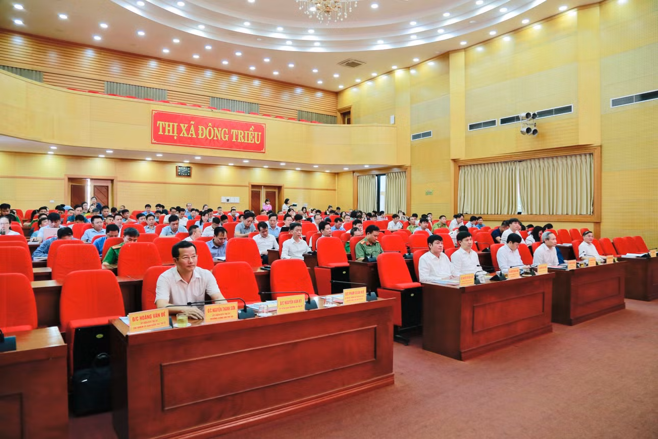 Các đại biểu tham dự hội nghị tuyên truyền phổ biến Luật Đất đai năm 2024 tại điểm cầu chính của thị xã Đông Triều, tháng 7/2024.