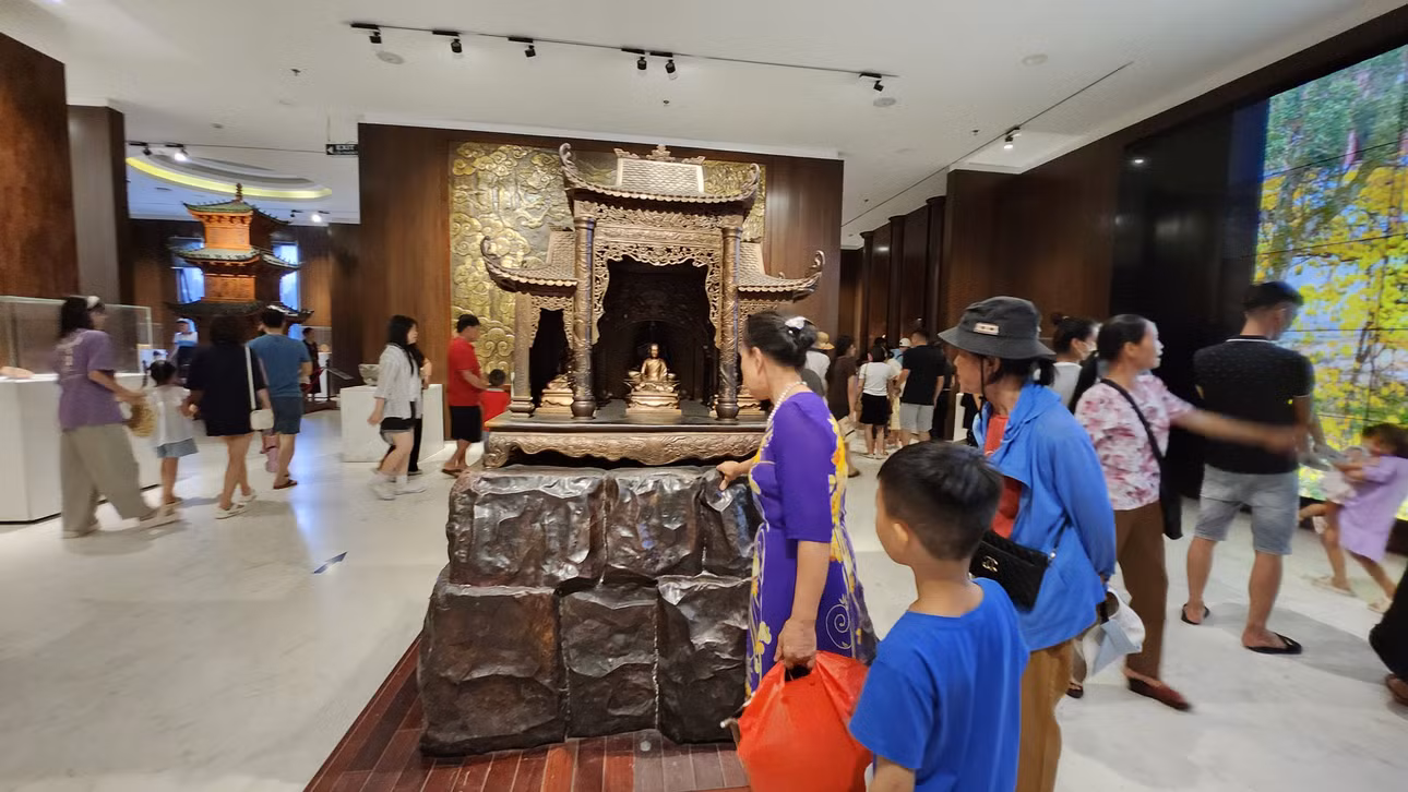 Bảo tàng Quảng Ninh là thiết chế văn hoá hoạt động rất hiệu quả. Trong ảnh: Du khách tham quan tại Bảo tàng.