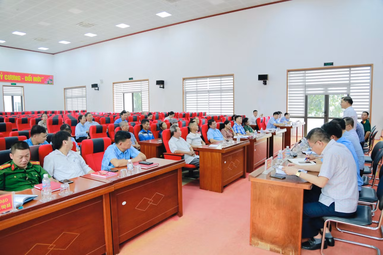 Lãnh đạo TX Đông Triều đối thoại giải quyết, làm rõ nội dung kiến nghị của người dân. Ảnh: Công Sơn (Trung tâm TT-VH Đông Triều)