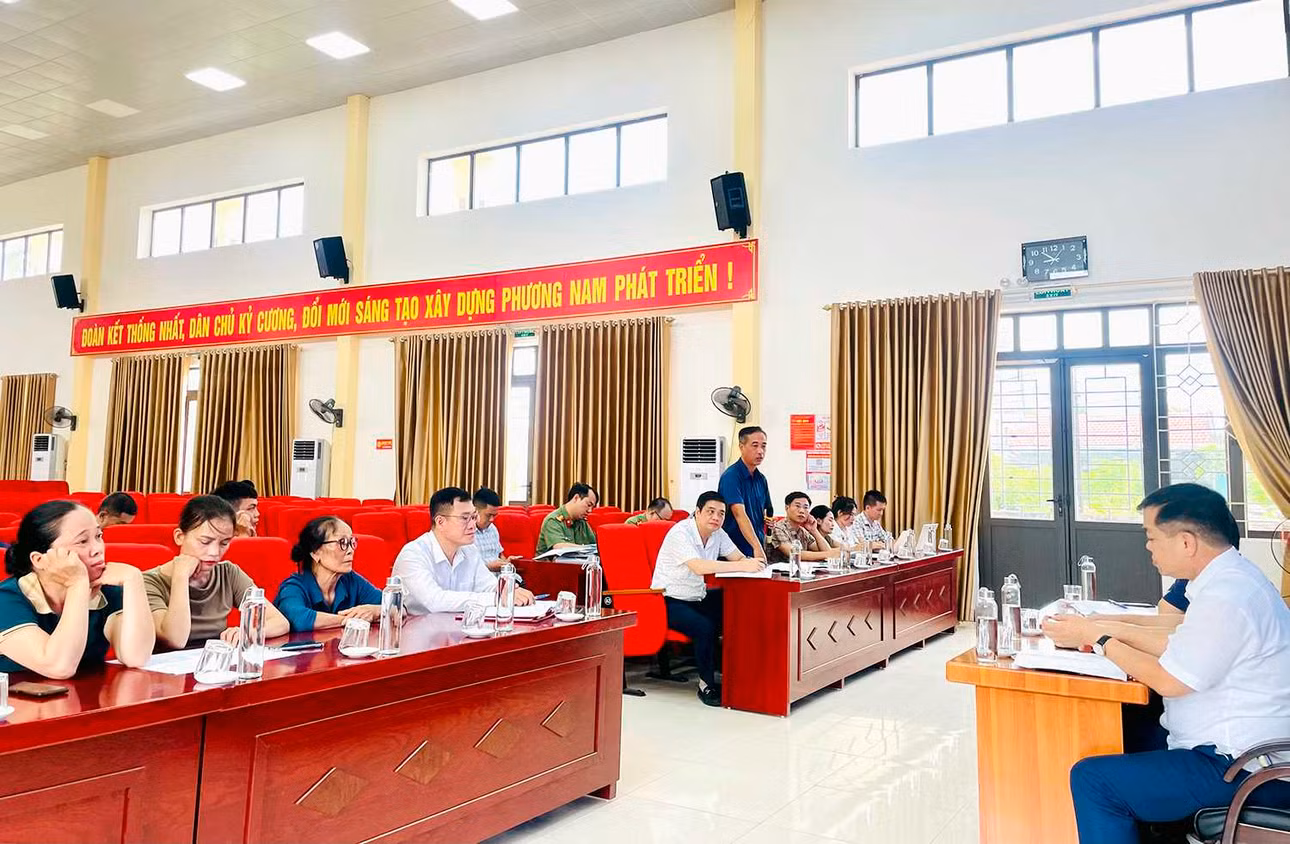 UBND TP Uông Bí đối thoại giải quyết đề nghị, kiến nghị, vận động, thuyết phục 6 hộ gia đình phường Phương Nam thực hiện dự án Tuyến đường Yên Tử kéo dài, tháng 7/2024. Ảnh: Hồng Hoàn (Trung tâm TT-VH Uông Bí)