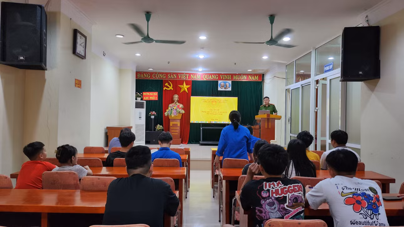 Công an phường Bãi Cháy (TP Hạ Long) tổ chức tuyên truyền phòng ngừa tội phạm, tệ nạn ma túy trên không gian mạng cho thanh thiếu niên, học sinh trên địa bàn khu phố 2.