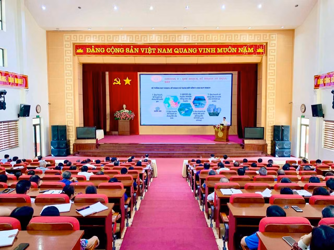 TP Uông Bí tổ chức hội nghị phổ biến Luật Đất đai năm 2024. Ảnh: Hải Ninh (CTV)