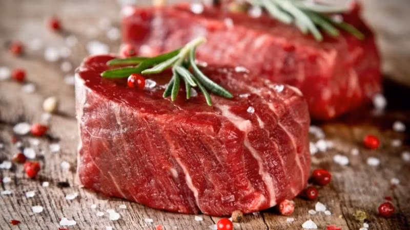 Ănn quá nhiều thịt đỏ trong thời gian dài có thể khiến mùi cơ thể trở nên nặng hơn so với chế độ ăn nhiều rau xanh.