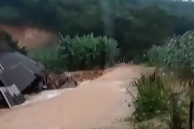 Mưa lũ, vỡ đầm khiến nhiều hộ dân xã Phượng Vĩ bị cô lập. Ảnh: Người dân cung cấp