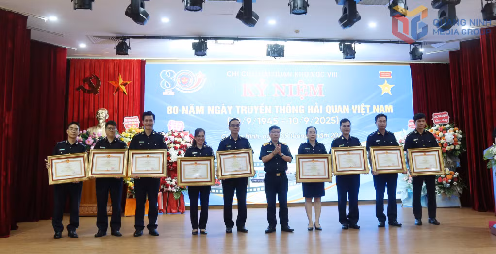 Lãnh đạo Cục Hải quan, tặng Bằng khen của Thủ tướng Chính phủ cho các cá nhân (Chi cục Hải quan khu vực VIII) có thành tích xuất sắc trong hoạt động Hải Quan, nhân kỷ niệm 80 năm Ngày truyền thống Hải quan Việt Nam 10/9 (1945-2025). Ảnh: Hoàng Nga