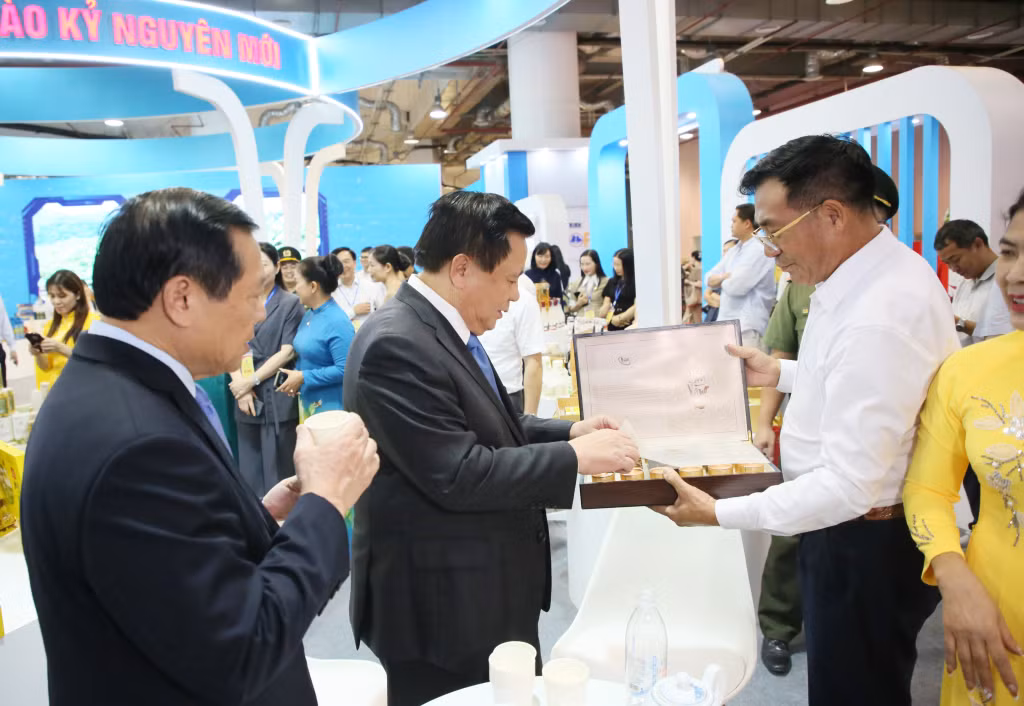 Các đại biểu tham quan gian trưng bày sản phẩm OCOP.