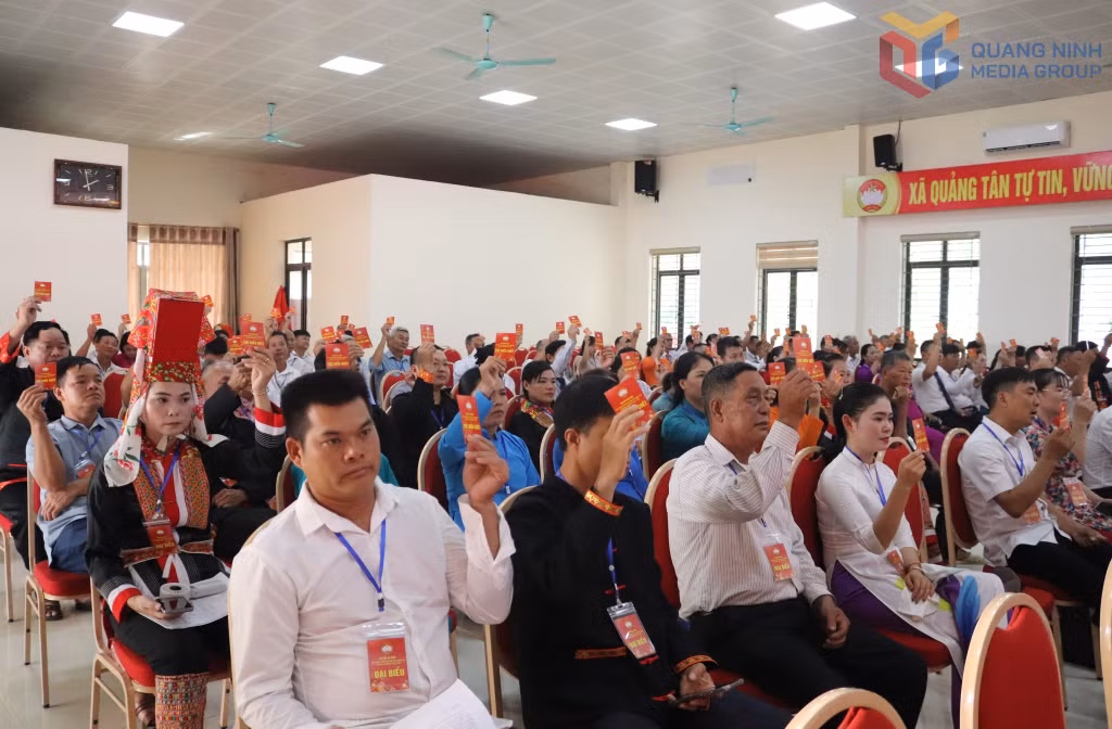 Các đại biểu biểu quyết thông qua Nghị quyết Đại hội