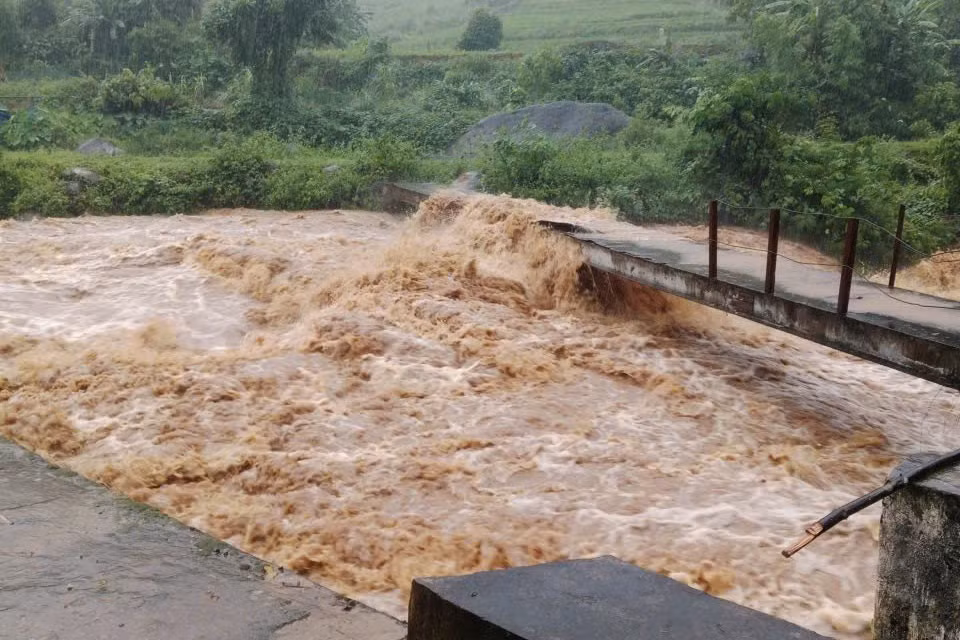 Nhiều tuyến đường của xã Văn Bàn, Lào Cai ngập trong nước. Ảnh: Công an xã Văn Bàn