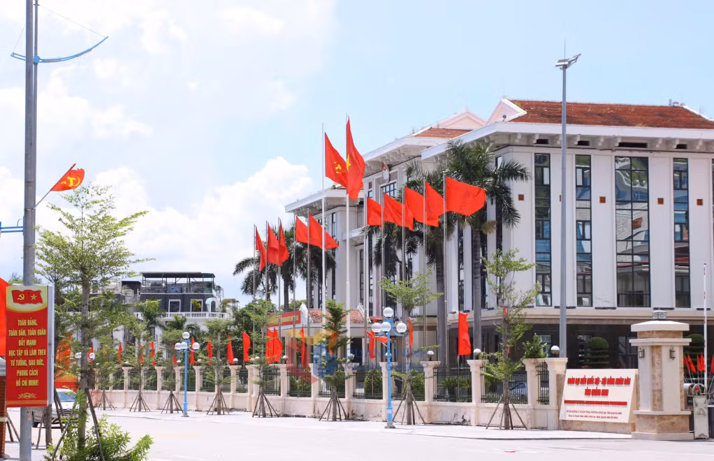 Trang trí chào mừng Đại hội Đảng bộ tỉnh trước khu vực trụ sở Đoàn ĐBQH - HĐND tỉnh.