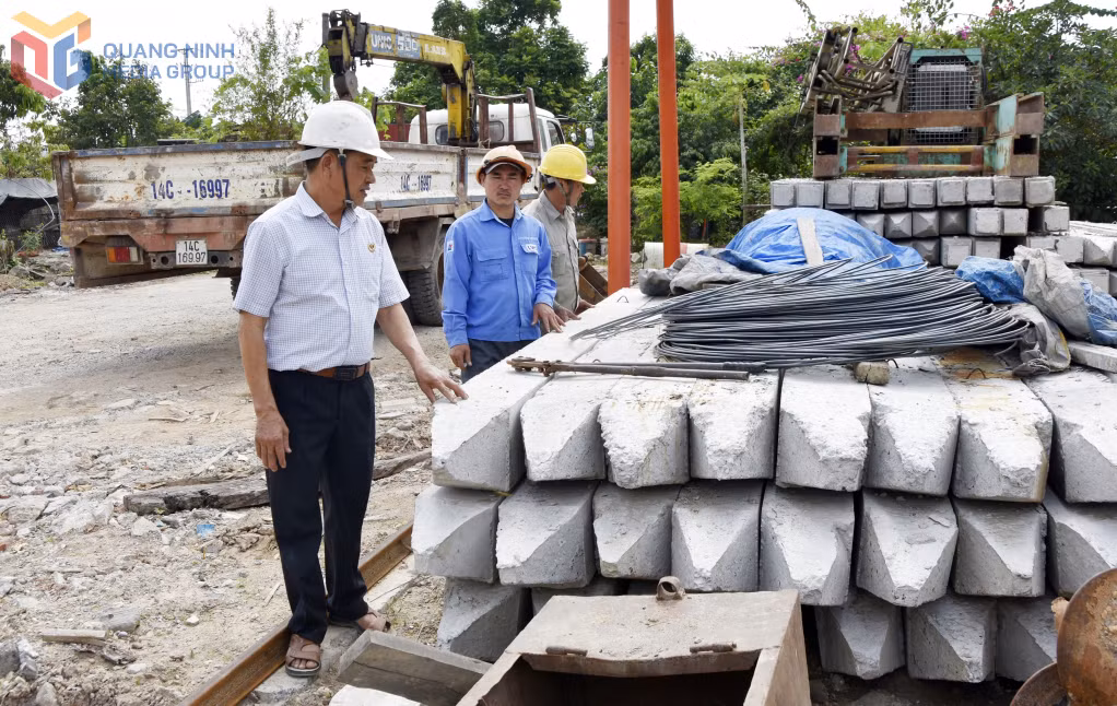 CCB Bùi Huy Minh (ngoài cùng, bên trái) Giám đốc Công ty TNHH MTV Minh Làn (phường Liên Hòa) kiểm tra công trình do công ty đảm nhận. 