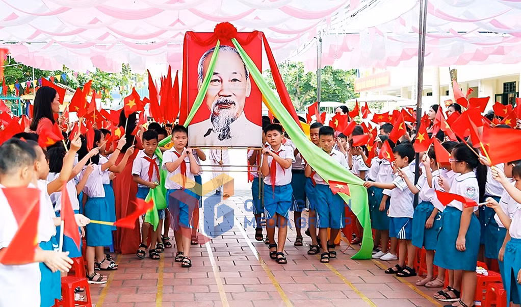 Học sinh Trường Tiểu học thị trấn Tiên Yên rước ảnh Bác Hồ trong lễ khai giảng năm học mới. Ảnh: PV