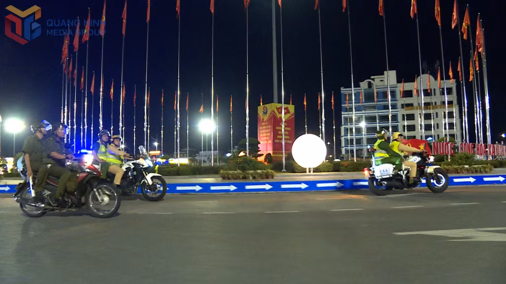Công an phường Bãi Cháy phối hợp với Phòng CSGT (Công an tỉnh) tăng cường tuần tra bảo đảm ANTT ban đêm.