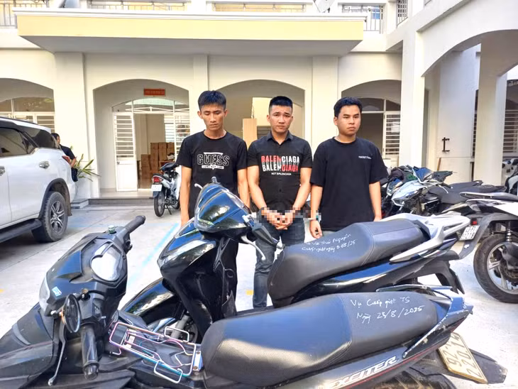 Ba nghi phạm cùng phương tiện gây án - Ảnh: H.B.