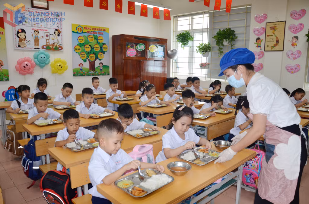 Bữa ăn bán trú của Trường Tiểu học Hạ Long.