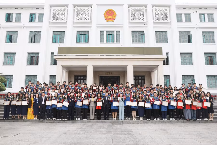 Lãnh đạo tỉnh cùng giáo viên, học sinh chụp ảnh kỷ niệm tại Hội nghị tuyên dương, trao thưởng học sinh đoạt giải Kỳ thi học sinh giỏi quốc gia THPT năm học 2024-2025. Ảnh: Đỗ Phương