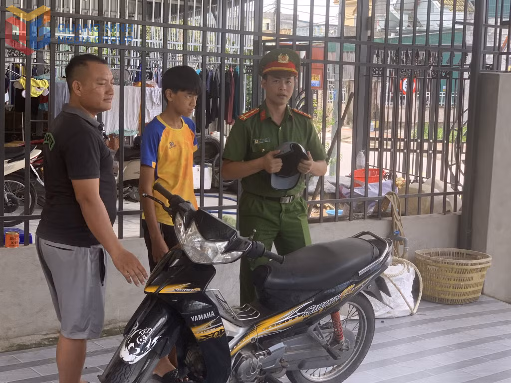 Công an xã Đầm Hà tuyên truyền Luật Trật tự, ATGT cho phụ huynh và học sinh trên địa bàn.