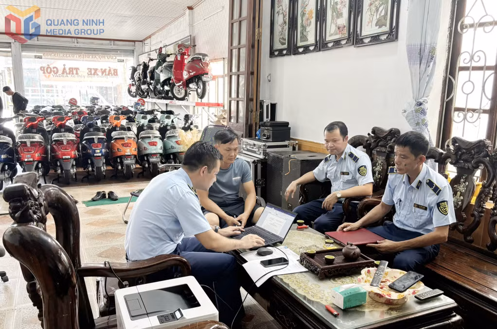 Biên bản vi phạm hành chính được lập trực tuyến tại địa điểm vi phạm.