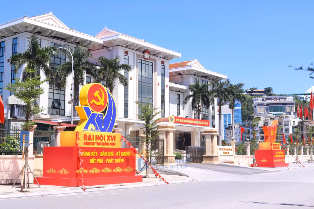 Trụ sở Ủy ban MTTQ tỉnh với những khẩu hiệu và pano rực rỡ.