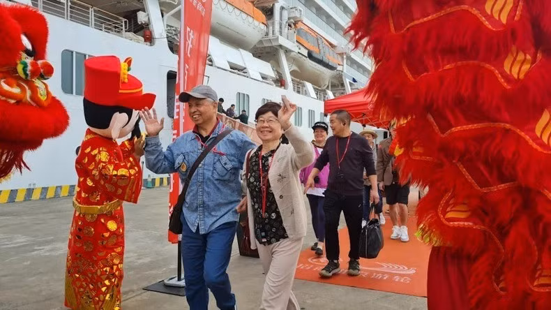 Du khách trên tàu biển mang quốc tịch Trung Quốc hào hứng khi đến Việt Nam. (Ảnh: H.B)