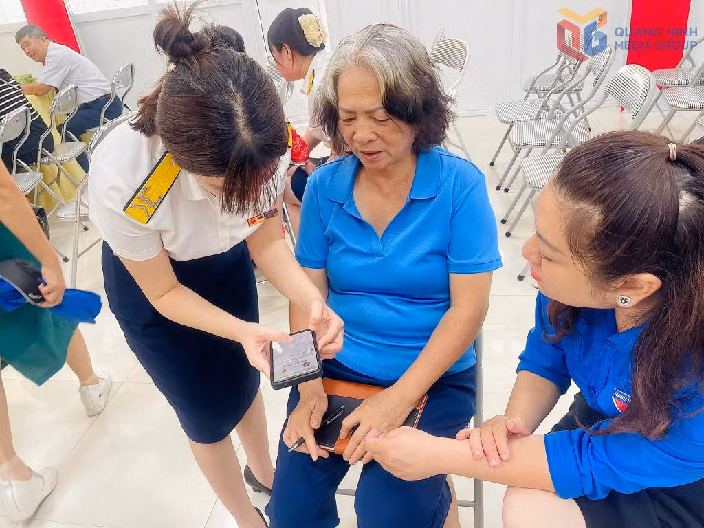 Đoàn Thanh niên phường Hòn Gai tham gia hướng dẫn người dân cài đặt và sử dụng ứng dụng ETax Mobile - chuẩn hoá dữ liệu mã số thuế cá nhân cho người dân.