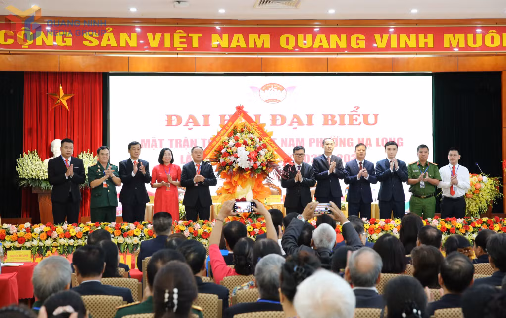 Đảng ủy phường Hạ Long tặng hoa chúc mừng Đại hội.