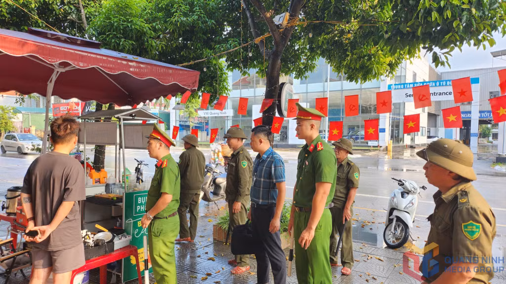 Phường Uông Bí tuyên truyền nhắc nhở các hộ dân chấp hành nghiêm các quy định về trật tự đô thị.