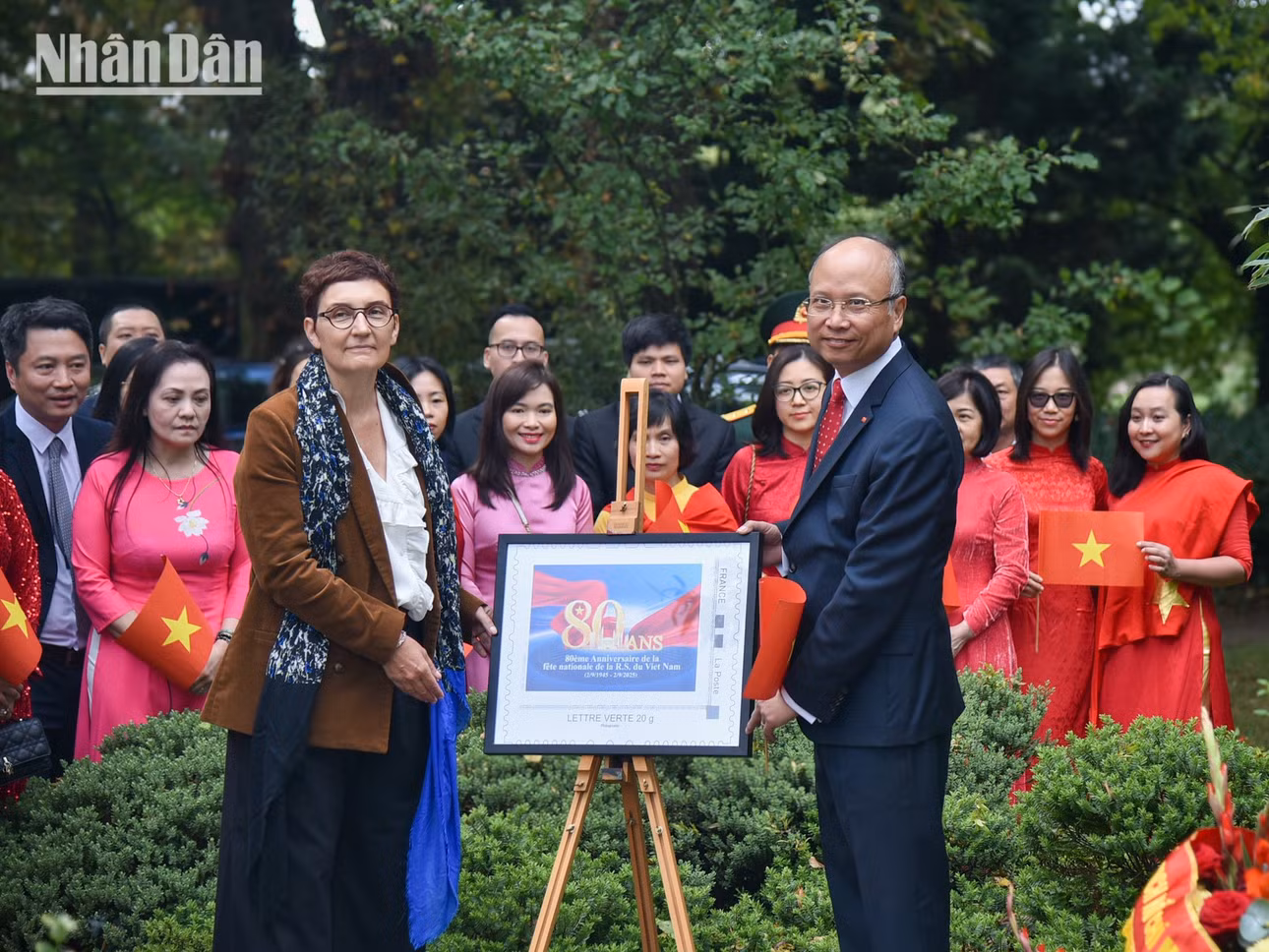 Đại sứ Đinh Toàn Thắng trao mẫu tem bưu chính đặc biệt kỷ niệm 80 năm Quốc khánh Việt Nam tặng bà Sabine Pesier. (Ảnh: MINH DUY)