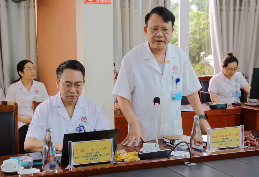 Bác sỹ Nguyễn Bá Việt, Chủ nhiệm đề tài Số hoá và ứng dụng phác đồ điều trị vào phần mềm HIS trong khám, chữa bệnh tại Bệnh viện Đa khoa tỉnh Quảng Ninh phát biểu tại buổi khảo sát.