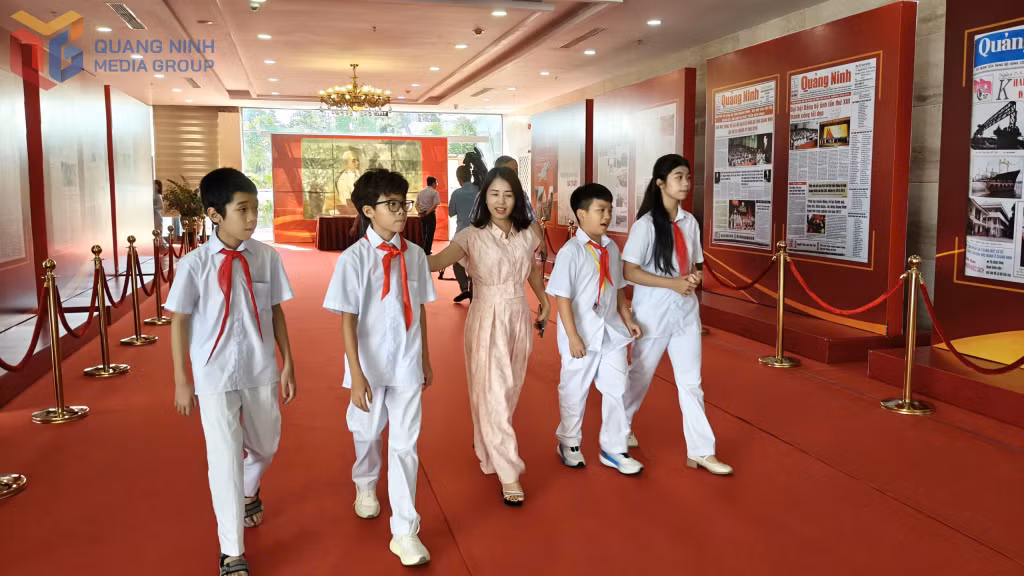 Không gian trưng bày tư liệu báo chí về các kỳ Đại hội Đảng bộ tỉnh và các ấn phẩm đặc biệt chào mừng Đại hội giúp các bạn học sinh và công chúng có cơ hội tìm hiểu thêm nhiều thông tin hữu ích về chặng đường phát triển của tỉnh.
