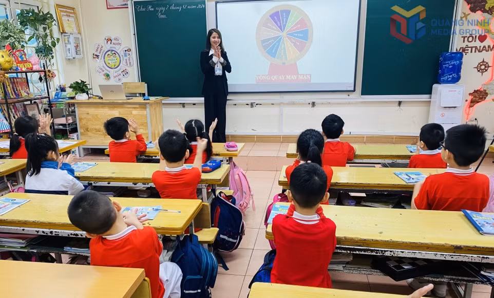 Tiết học dạy toán sử dụng bảng thông minh tại Trường Tiểu học Hạ Long.