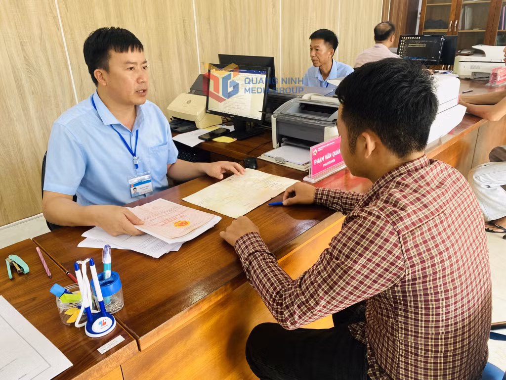 Cán bộ Trung tâm phục vụ Hành chính công xã Điền Xá tiếp nhận TTHC của công dân.