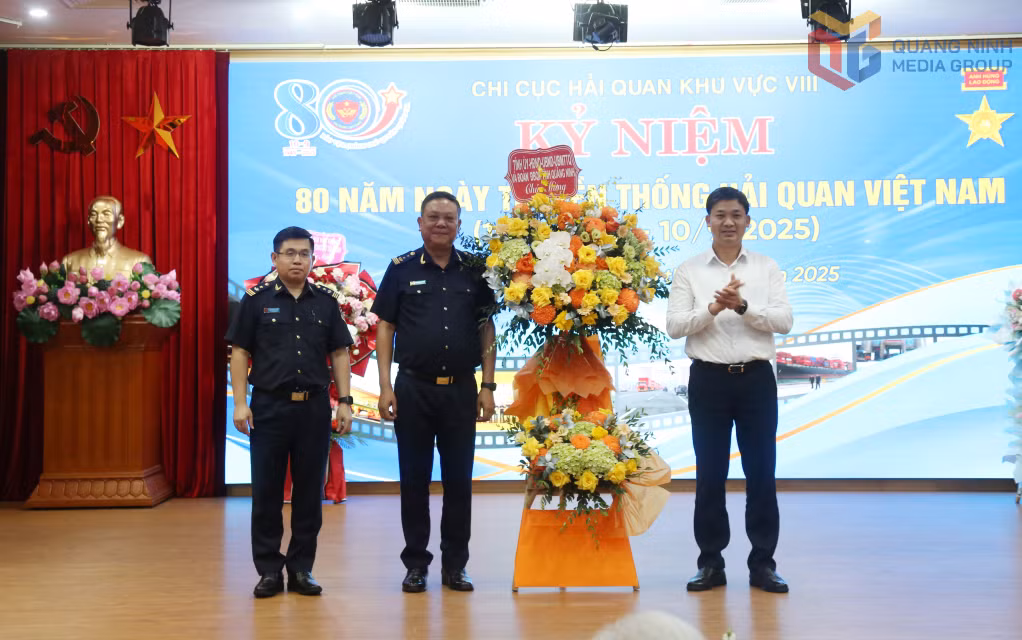 Đồng chí Nguyễn Văn Công, Phó Chủ tịch UBND tỉnh, tặng hoa chúc mừng Chi cục Hải quan khu vực VIII nhân kỷ niệm 80 năm Ngày truyền thống Hải quan Việt Nam.