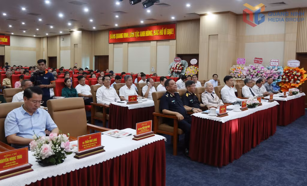 Quang cảnh Lễ gặp mặt Kỷ niệm 80 năm Ngày truyền thống Hải quan Việt Nam.