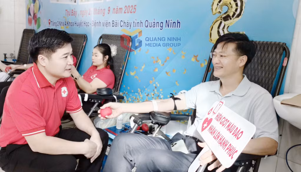 Chủ tịch Hội Chữ thập đỏ tỉnh Lý Văn Thành động viên tình nguyện viên tham gia Ngày hội hiến máu Nghĩa tình mua thu năm 2025.