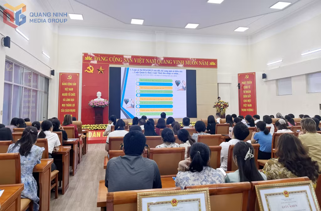 Cán bộ Thuế Cơ sở 1 tỉnh Quảng Ninh phổ biến một số quy định mới.
