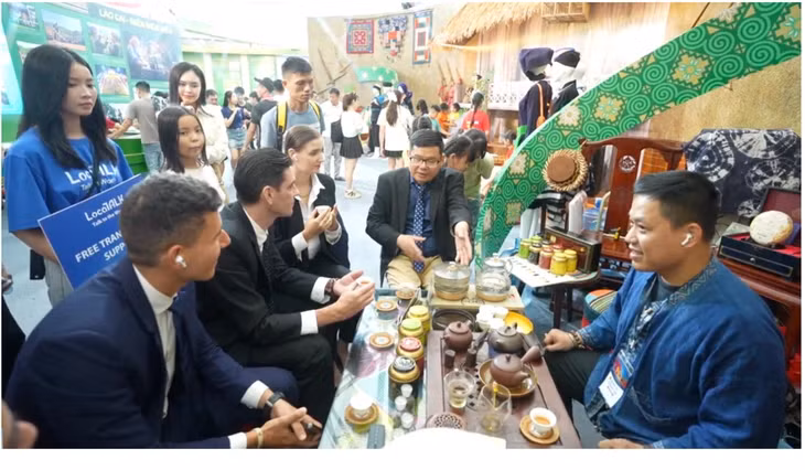 Khách tham quan sử dụng LocaTalk AI để giao lưu tại các gian hàng triển lãm - Ảnh: DNCC