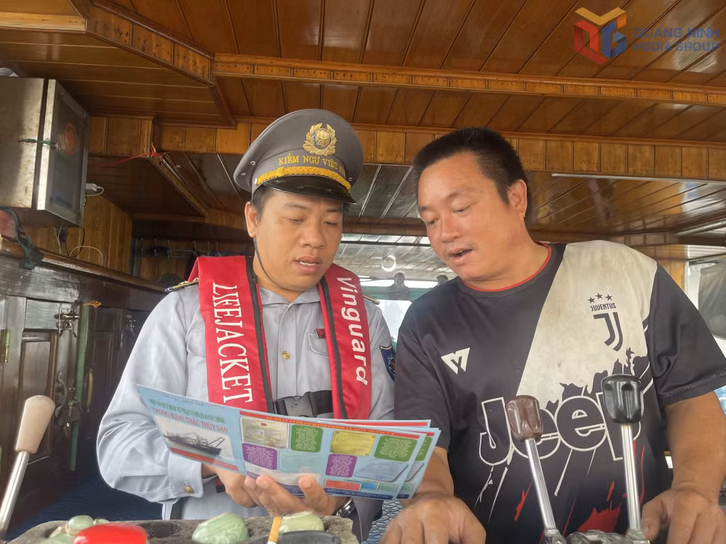Lực lượng Kiểm ngư Quảng Ninh tuyên truyền, phổ biến pháp luật cho chủ tàu cá trong khai thác, bảo vệ nguồn lợi thủy sản.