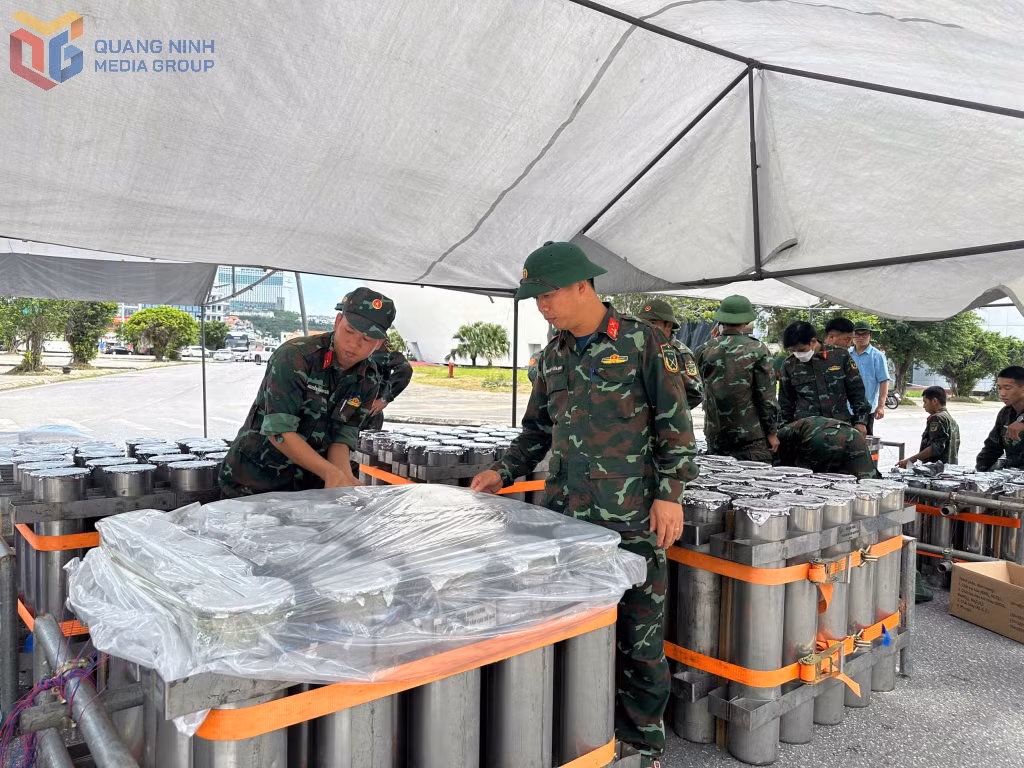 Cán bộ, chiến sĩ Bộ CHQS tỉnh chuẩn bị cho chương trình bắn pháo hoa nổ tại Quảng trường 30-10.